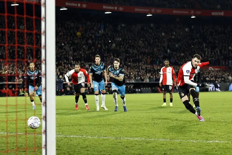 Santi Giménez brilla con triplete de goles en triunfo del Feyenoord