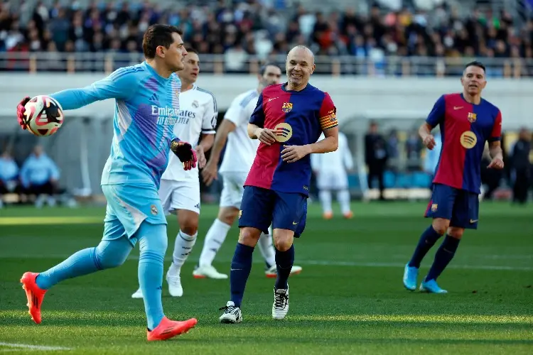 Xavi e Iniesta vuelven a jugar juntos, en el 'Clásico de Leyendas'