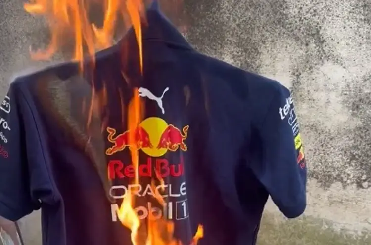 Aficionado enfurece y quema playera de Red Bull tras salida de 'Checo' Pérez (VIDEO)