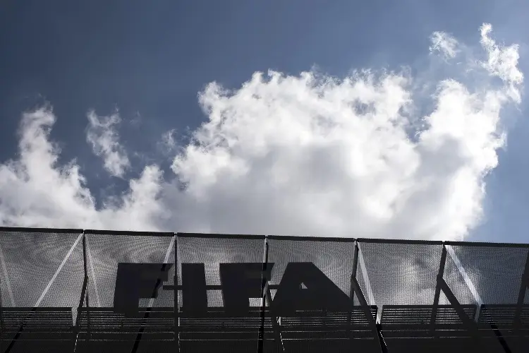 FIFA implanta un reglamento para transferencia de jugadores