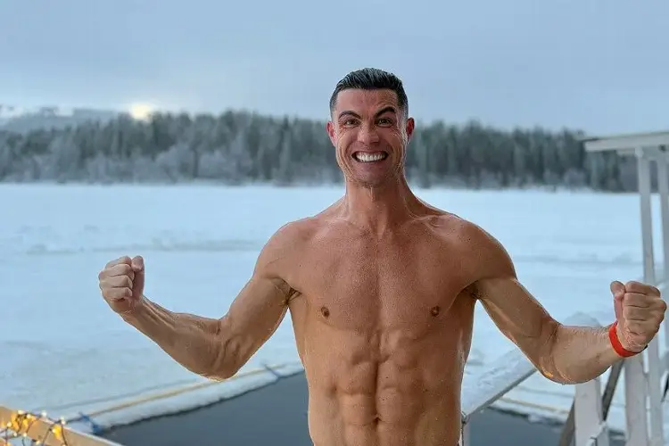 Cristiano pasa la Navidad entre el frío y la nieve de Finlandia (VIDEO)