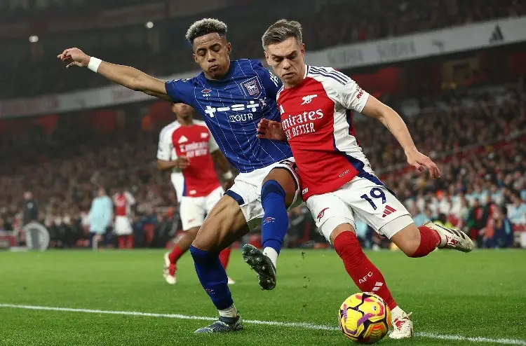 Arsenal gana y persigue a Liverpool por el liderato de la Premier League