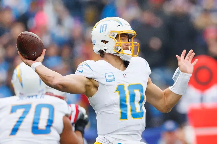 NFL: Chargers le da una paliza a los Patriots y califica a playoffs