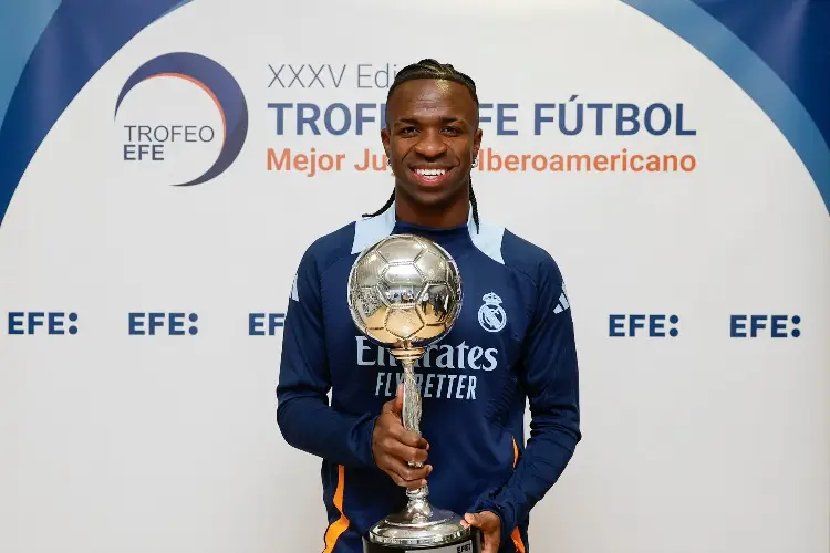 Vinicius recibe premio al mejor jugador Iberoamericano 2024