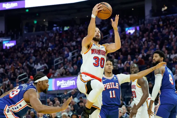 NBA: Steph Curry arrolla a los 76ers con 8 de 8 en triples