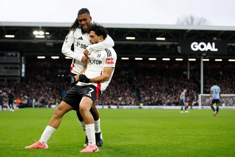 Raúl Jiménez anota doblete de goles en la Premier League