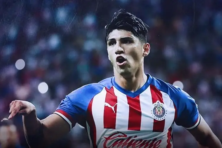 Alan Pulido alista su regreso a Chivas