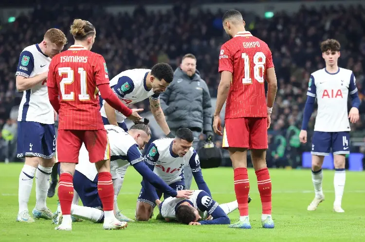 Se desploma jugador el Tottenham en pleno partido ante Liverpool (VIDEO)