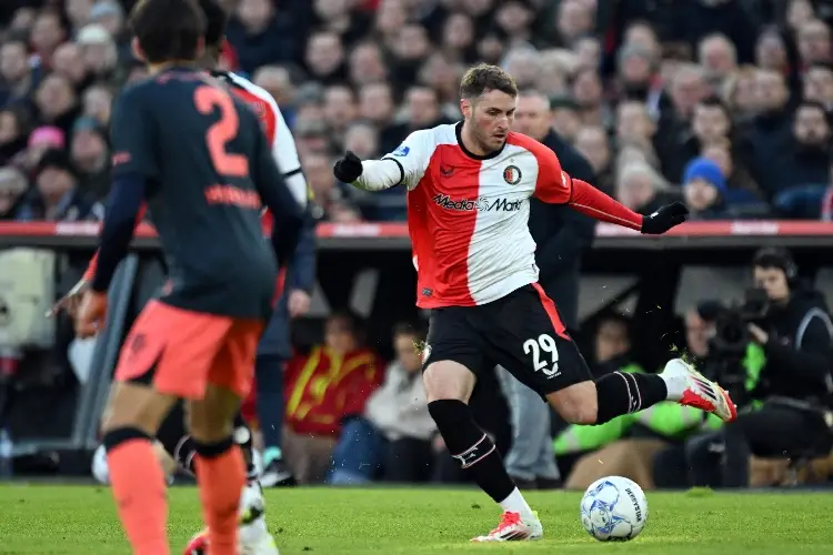 Santi Giménez vuelve a anotar gol, pero Feyenoord pierde