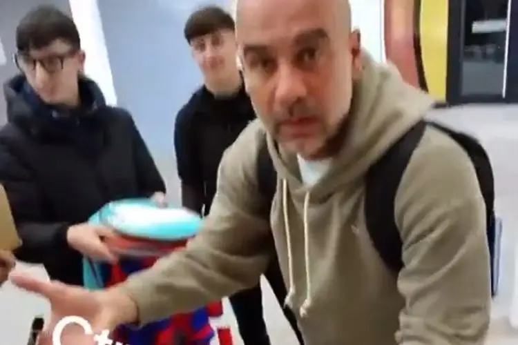 Pep Guardiola le da lección de vida a jóvenes que lucran con su autógrafo (VIDEO) 