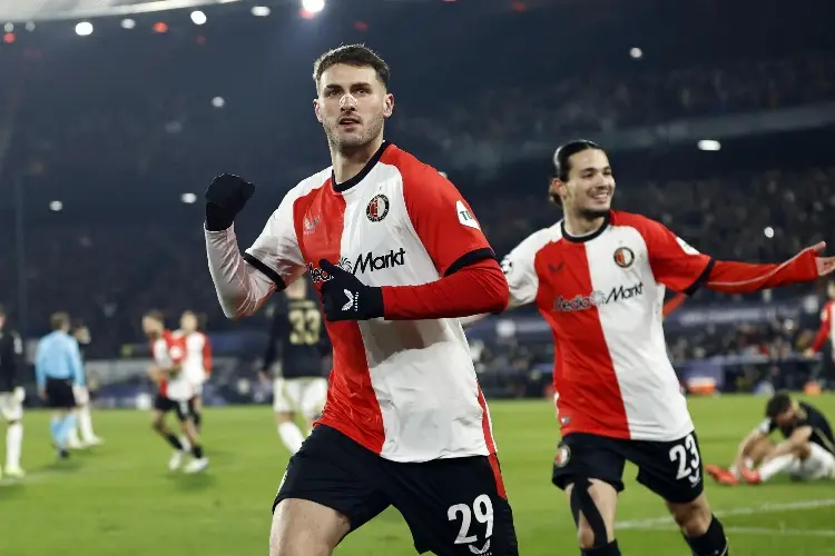 Santi Giménez anota doblete en triunfo del Feyenoord en la Copa