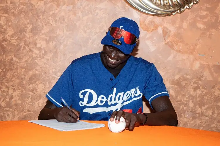 Dodgers hacen historia y firman a jugador de Sudán