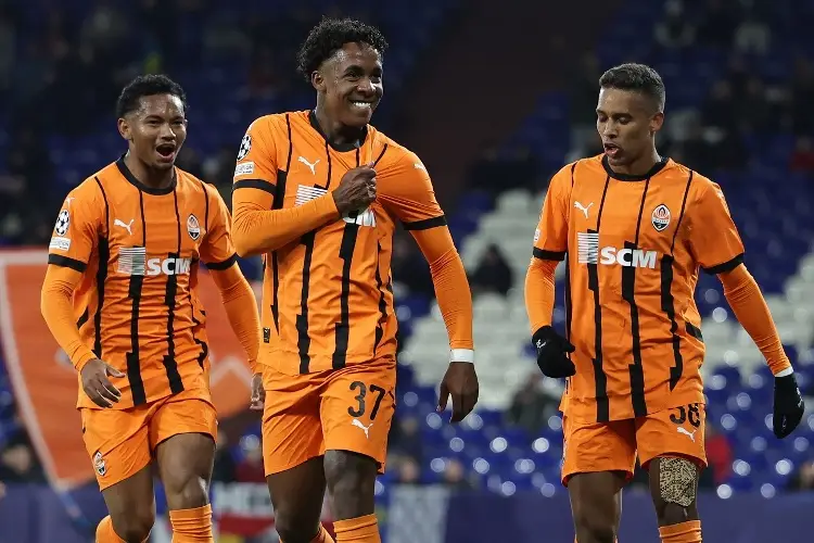 Shakhtar vence a la cenicienta y prolonga su agonía en la Champions League 