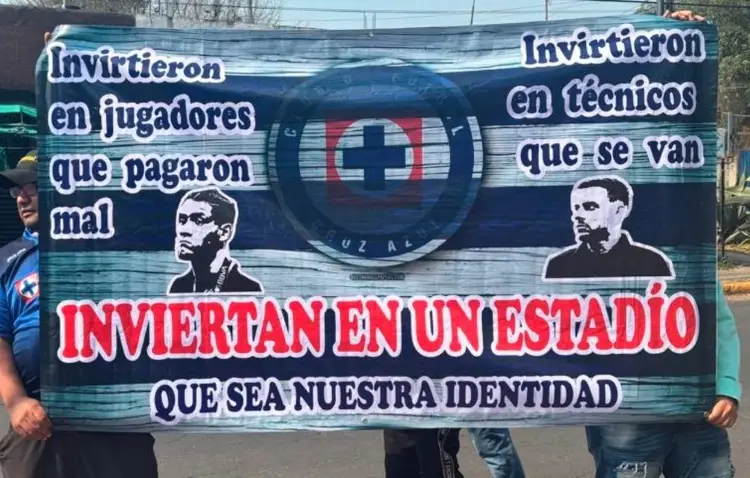 Fans de Cruz Azul se manifiestan en el Club, quieren su propio estadio