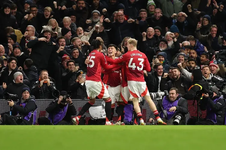 Manchester United vence al Fulham con todo y Raúl Jiménez