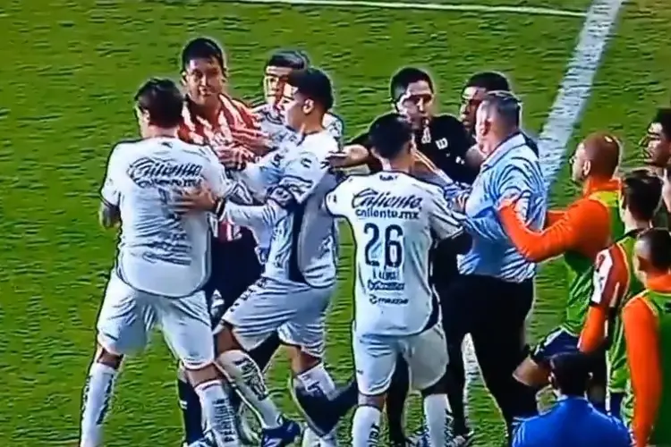 DT de Chivas ¿Quiso patear a James Rodríguez?