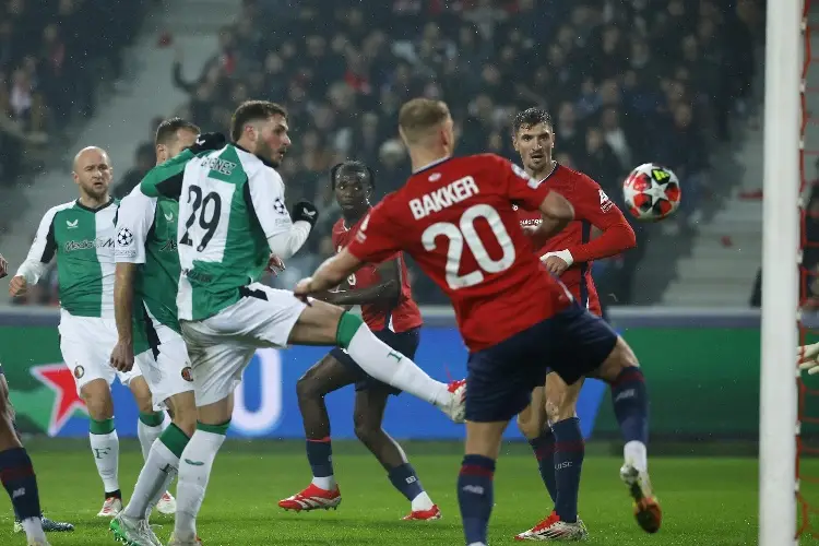 Santi Giménez mete gol y lo sacan del juego