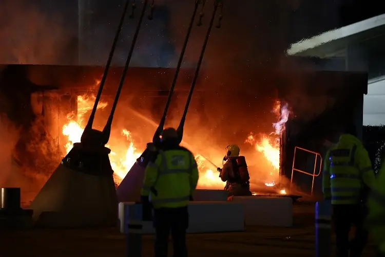 Incendio a las afueras del estadio en Manchester previo a juego de Champions (VIDEO)