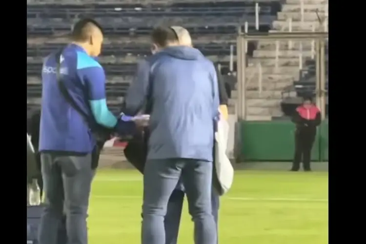 DT de San Luis le pide un autógrafo a Jardiné (VIDEO)