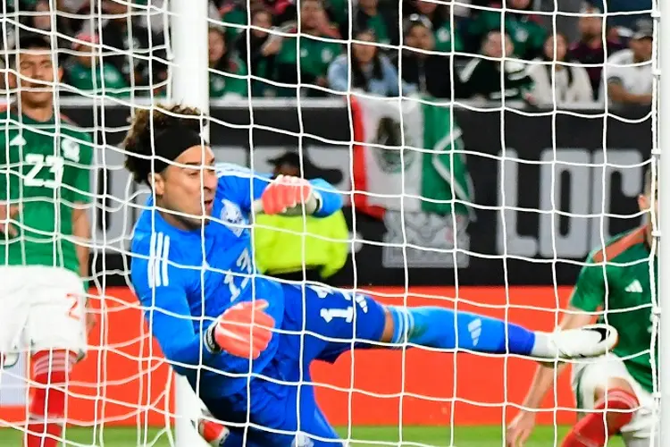 ¡Memo Ochoa no se cansa y ahora jugará en Grecia!