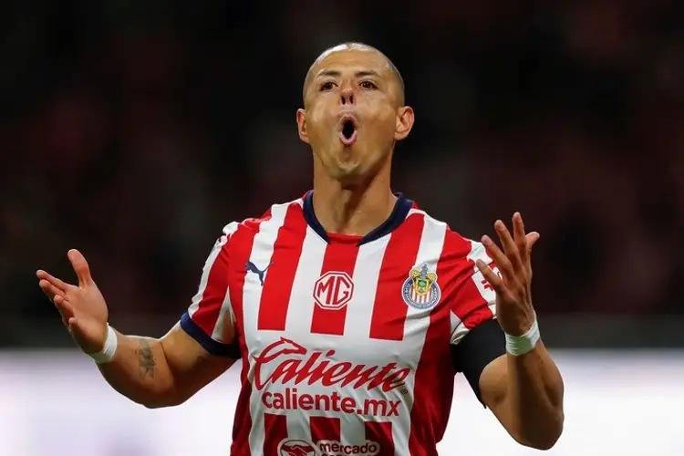 Abuchean al 'Chicharito' en Chivas (VIDEO)