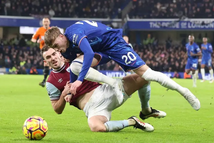 Edson Álvarez desaparece y West Ham tropieza ante Chelsea 