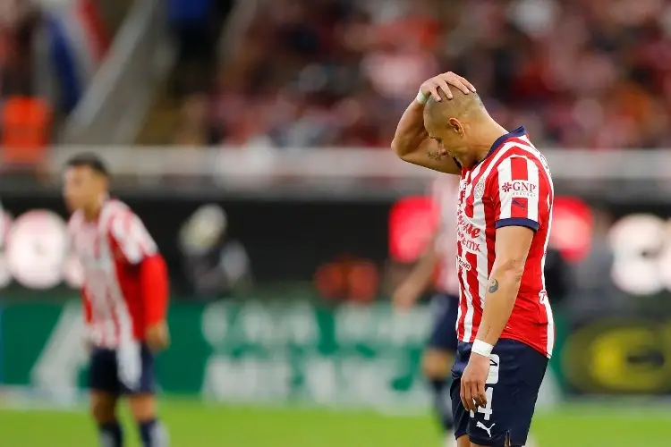 Con 'Chicharito' y Alan Pulido, Chivas no puede ganar en República Dominicana