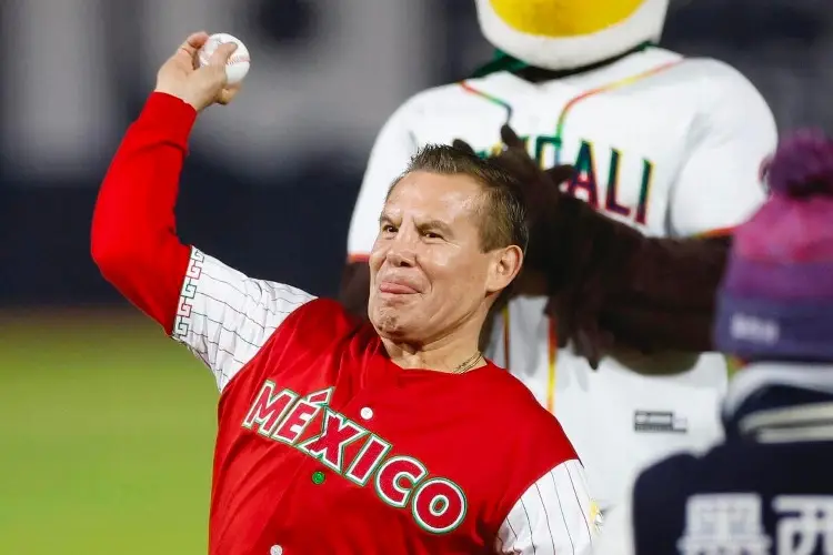 Julio César Chávez lanza la primera bola en la Final de la Serie del Caribe