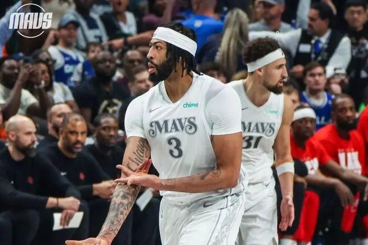 NBA: Anthony Davis lesionado en su debut con los Mavericks