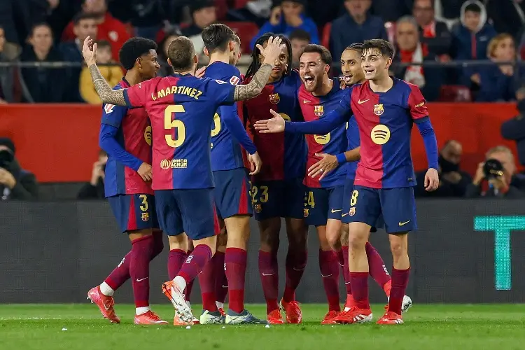 Barcelona destroza a Sevilla y se acerca al liderato en España 