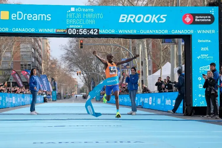 Jacob Kiplimo rompe el récord del mundo en la media maratón