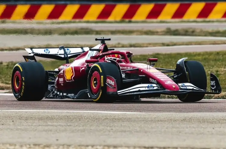 Hamilton estrena su nuevo Ferrari