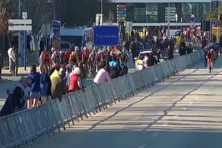 Ciclistas toman camino equivocado en plena competencia; la suspendieron (VIDEO)