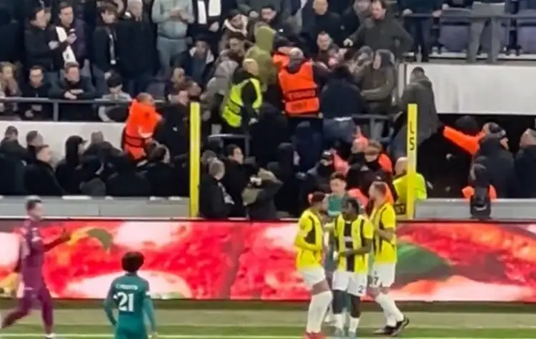 Bronca entre aficionados detiene juego del 'Chino' Huerta en Europa League (VIDEO)