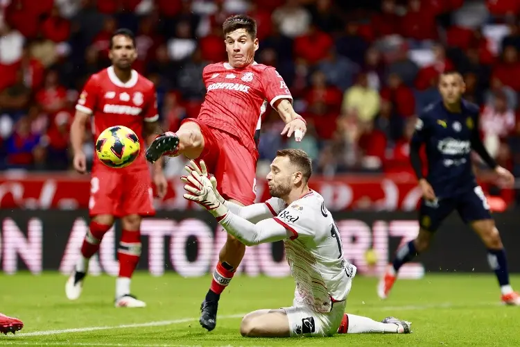 Un jugador de Rayados influyó para que el español Pau López fichara con Toluca 