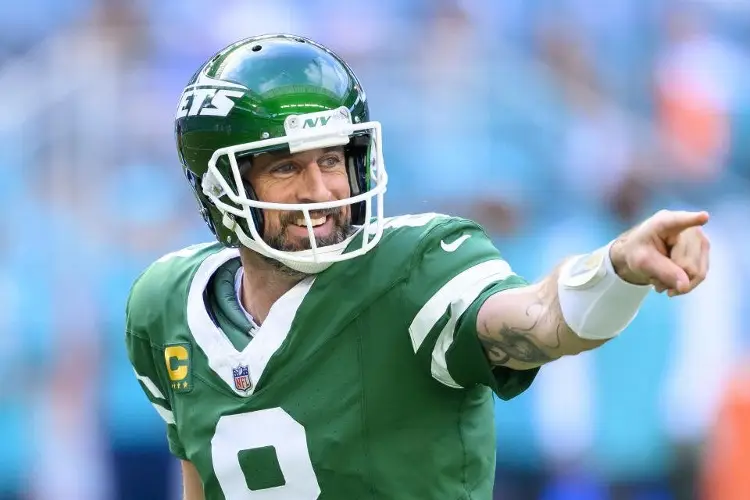 Aaron Rodgers busca regresar a la NFL en 2025