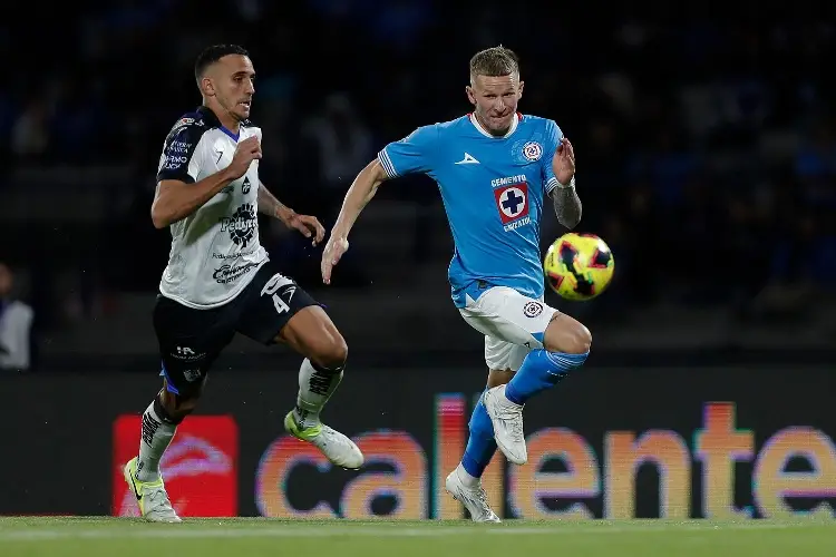 Cruz Azul sufre para vencer a Querétaro 