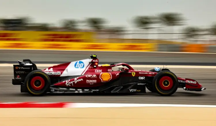 Hamilton lidera el segundo día de test en Baréin