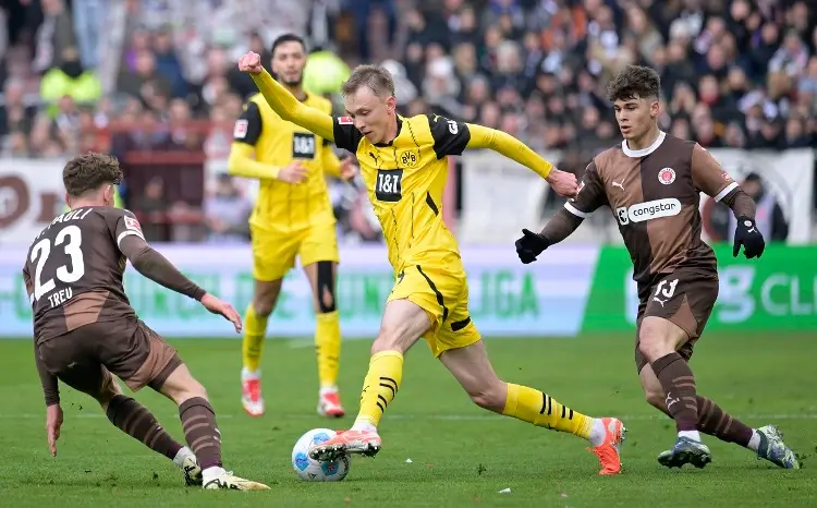 Borussia Dortmund gana y toma oxígeno en la Bundesliga 