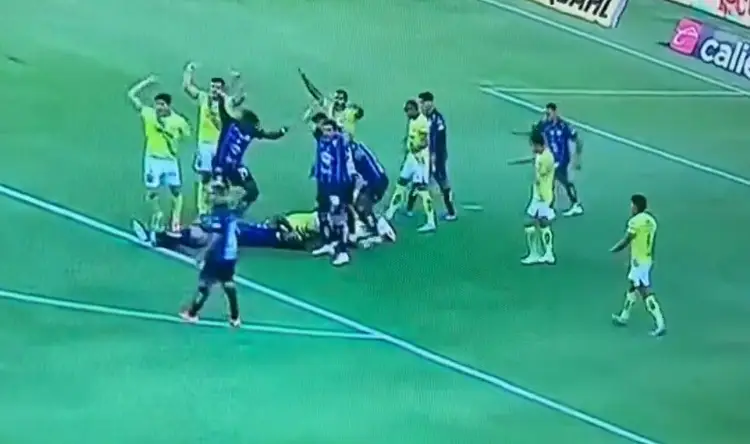 Futbolista de la Liga MX sufre convulsión en pleno juego (VIDEO) 