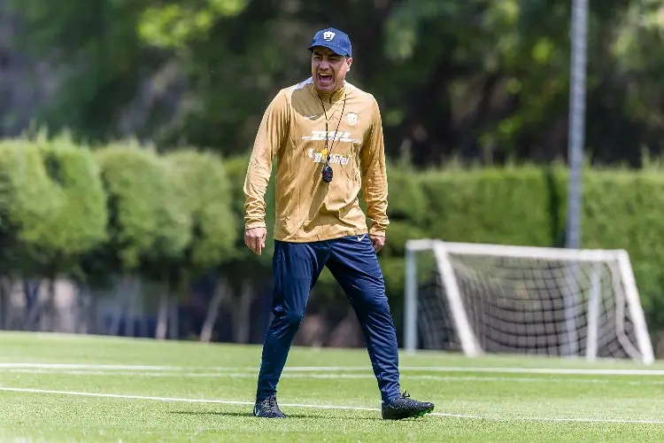 El duro y emotivo primer discurso de Efraín Juárez como DT de Pumas (VIDEO)