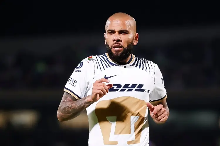 Pumas demanda a Dani Alves