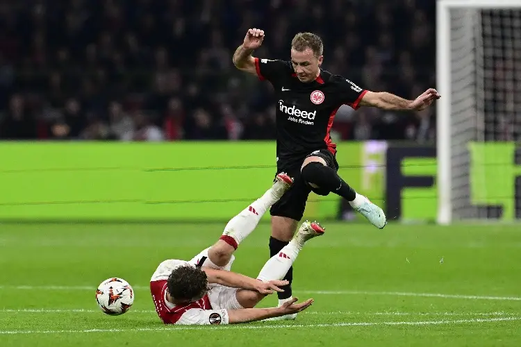 Frankfurt golpea al Ajax con remontada incluida