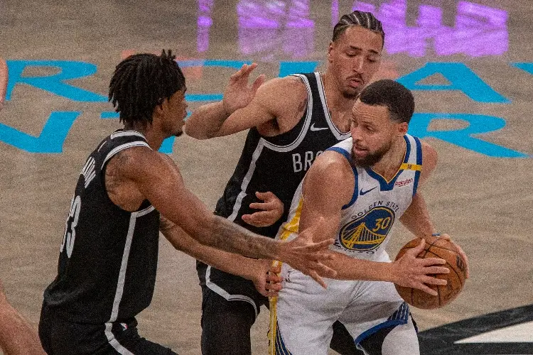 NBA:  Curry frustra la hazaña de los Nets