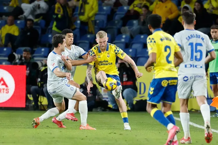 En duelo de desesperados, Alavés empata con Las Palmas en La Liga 