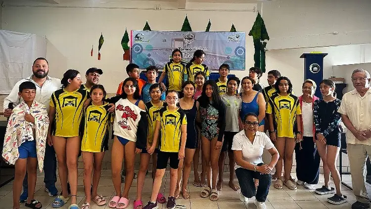 Colegio Atenea gana la primera fecha del Circuito Jarocho de Natación