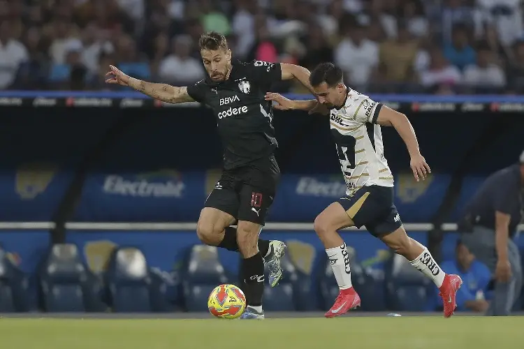 Sergio Canales se queja del pasto en la Liga MX