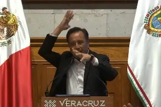 Imagen El Gobernador volvió hablar del futbol en Veracruz e hizo la aleta de Tiburón (VIDEO)