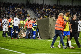 Terrible accidente obliga a suspender juego del Ajax (VIDEO)