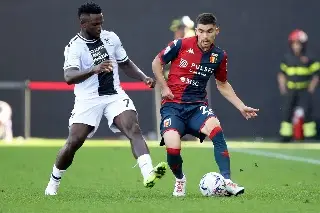Johan Vásquez y Genoa empatan para alejarse de la zona de descenso en la Serie A
